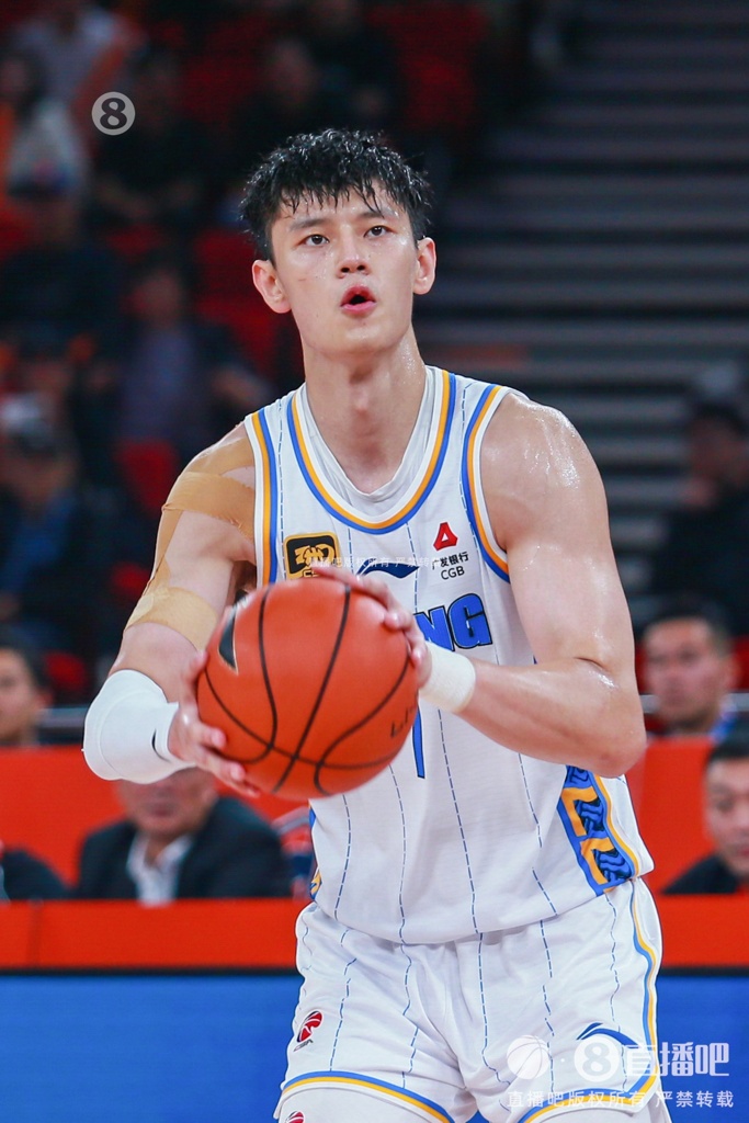 媒体人：E10合同不意味着曾凡博会离开首钢 得争取正式或双向合同